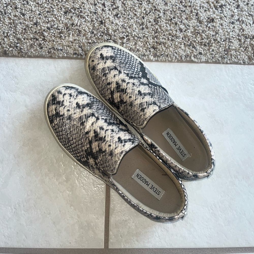 Steve Madden Snake Skin sneaker size 9